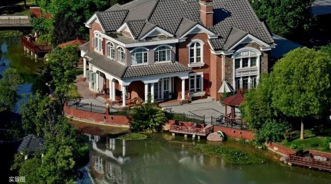 一湖潋天地，，，，，一墅悦人生